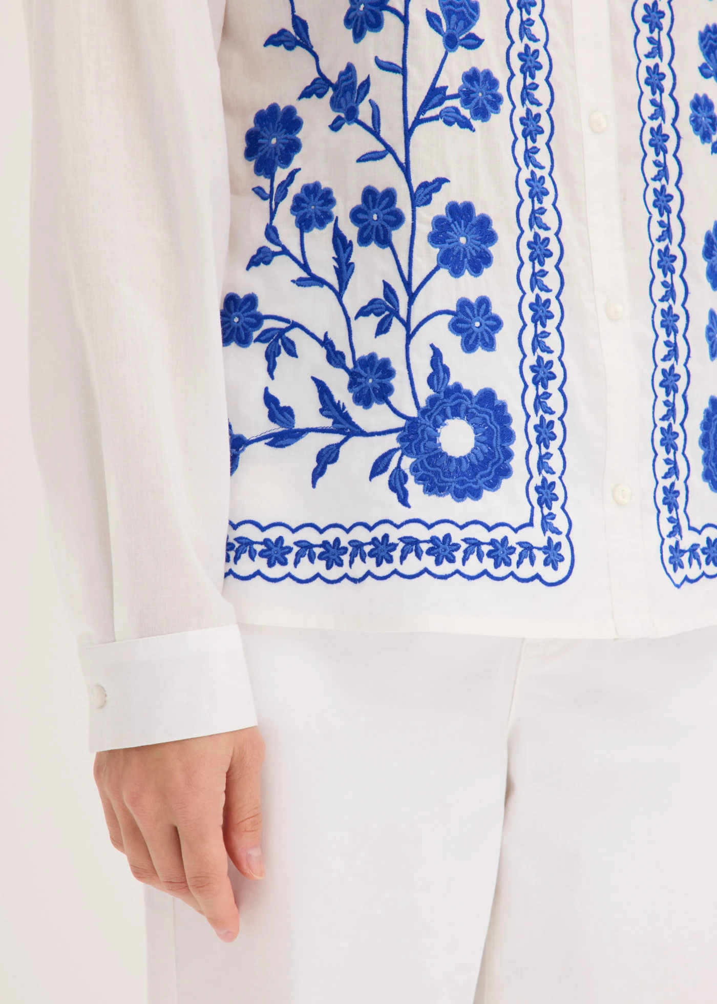 Blouse van puur katoen met borduursel • wit-blauw gebloemd • product-page.page-title-suffix