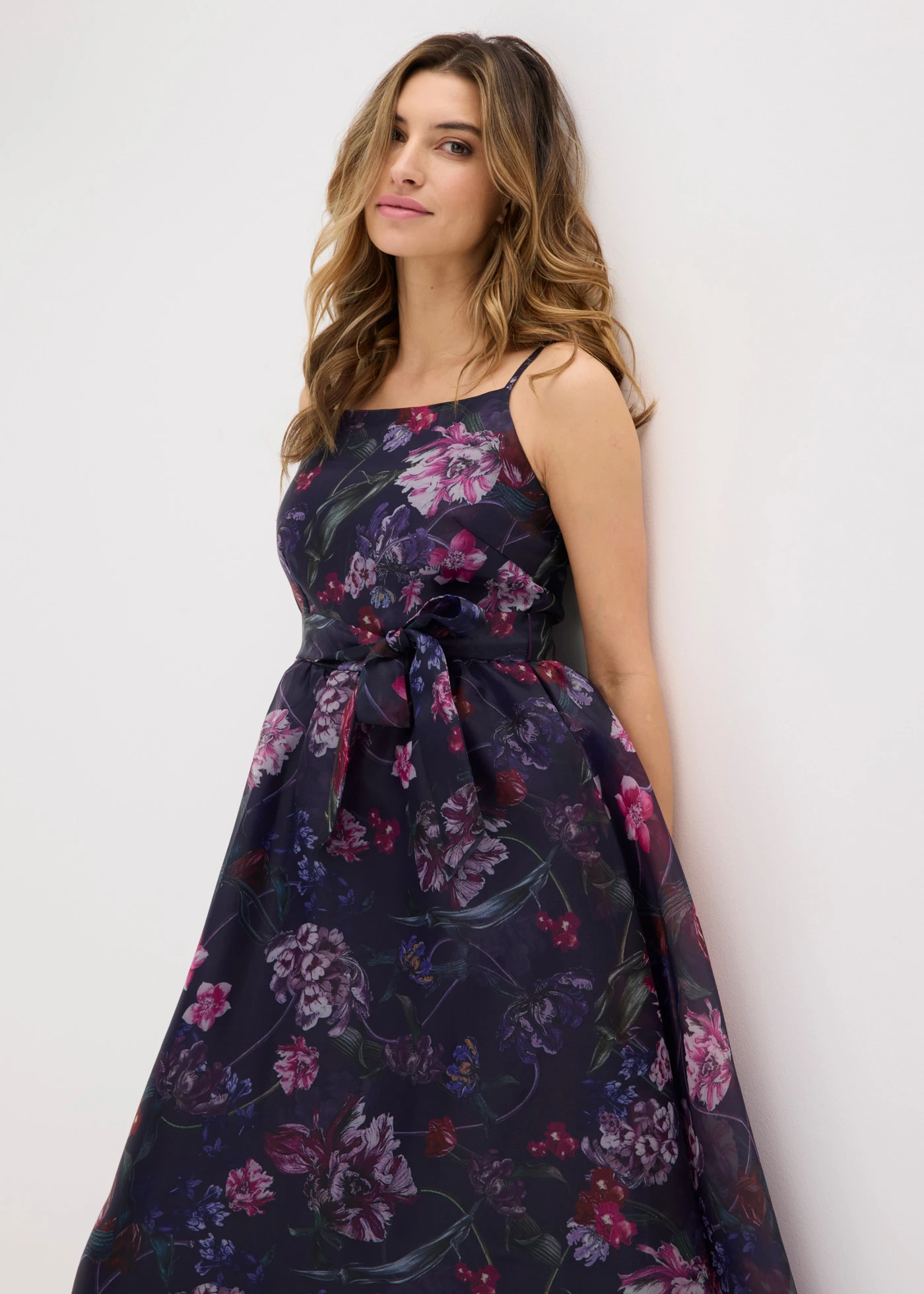Midi jurk van zachte tule met strikkoord • wit/pink gebloemd • product-page.page-title-suffix
