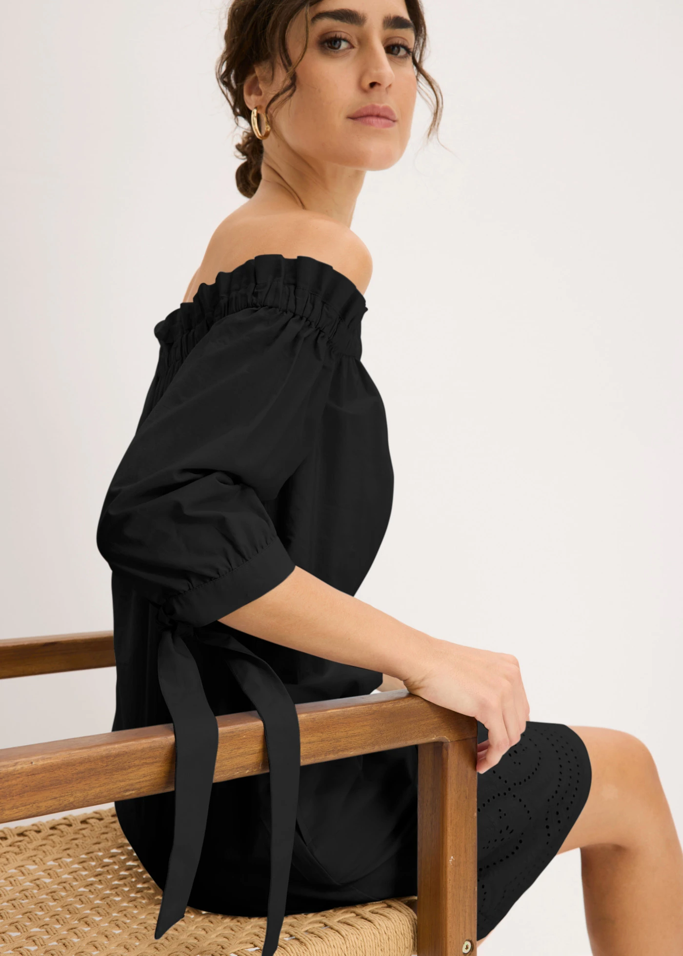 Robe col Bardot 100% coton avec broderies anglaises • noir • Boutique bonprix