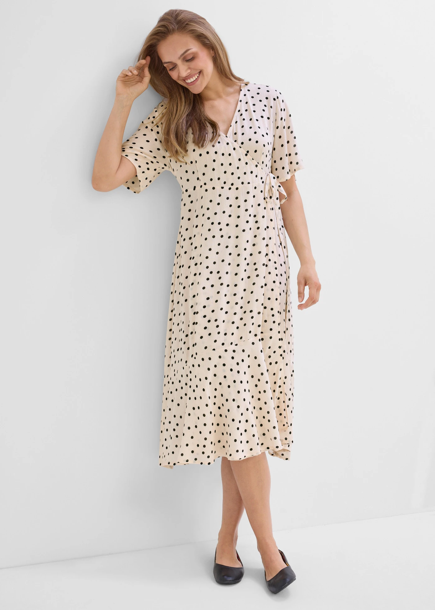 Robe fluide de grossesse et d’allaitement en crêpe de viscose • beige sable pois noir • Boutique bonprix