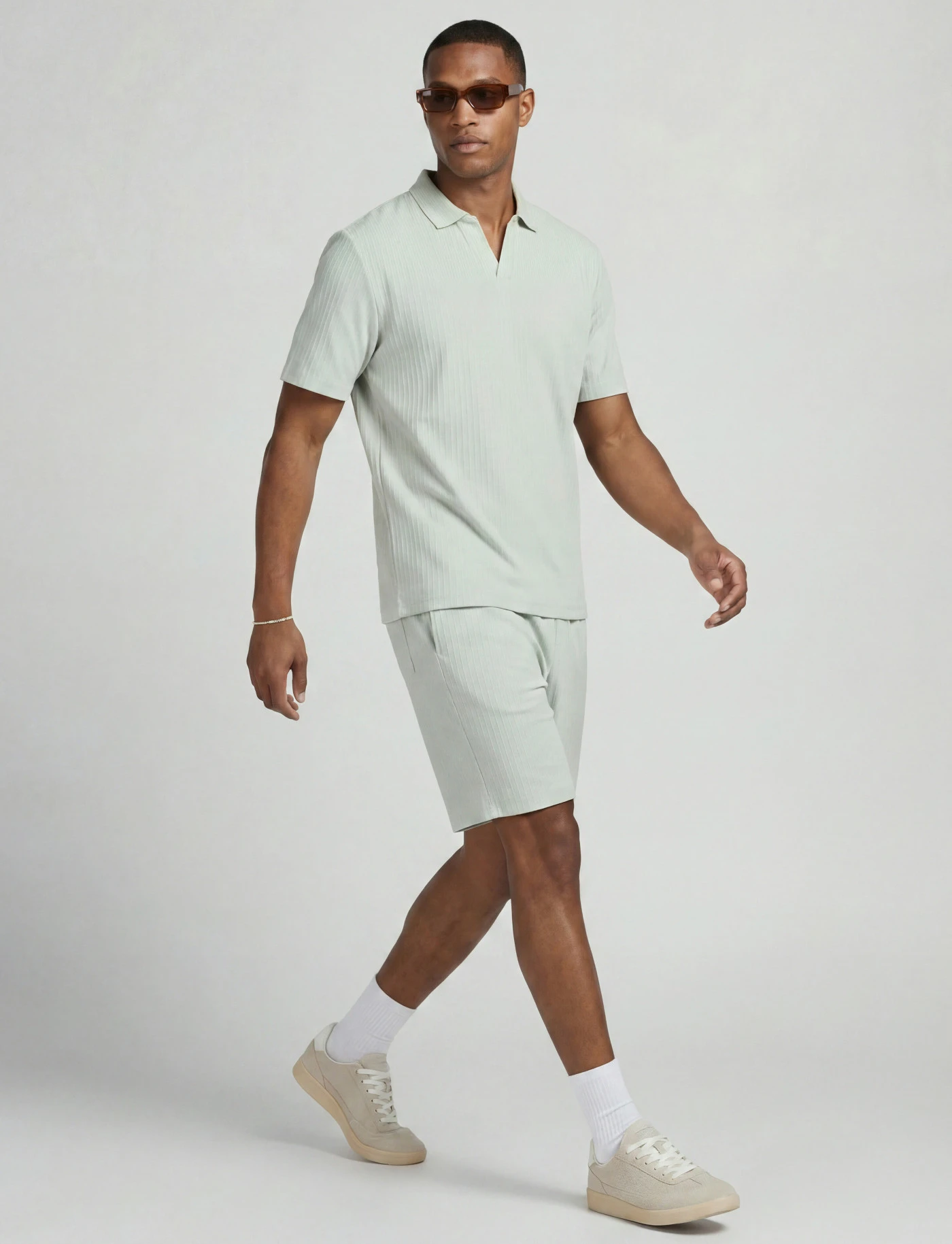 Bluză și pantaloni scurți JJ REBEL (set/2 piese) • gri/verde • magazin bonprix