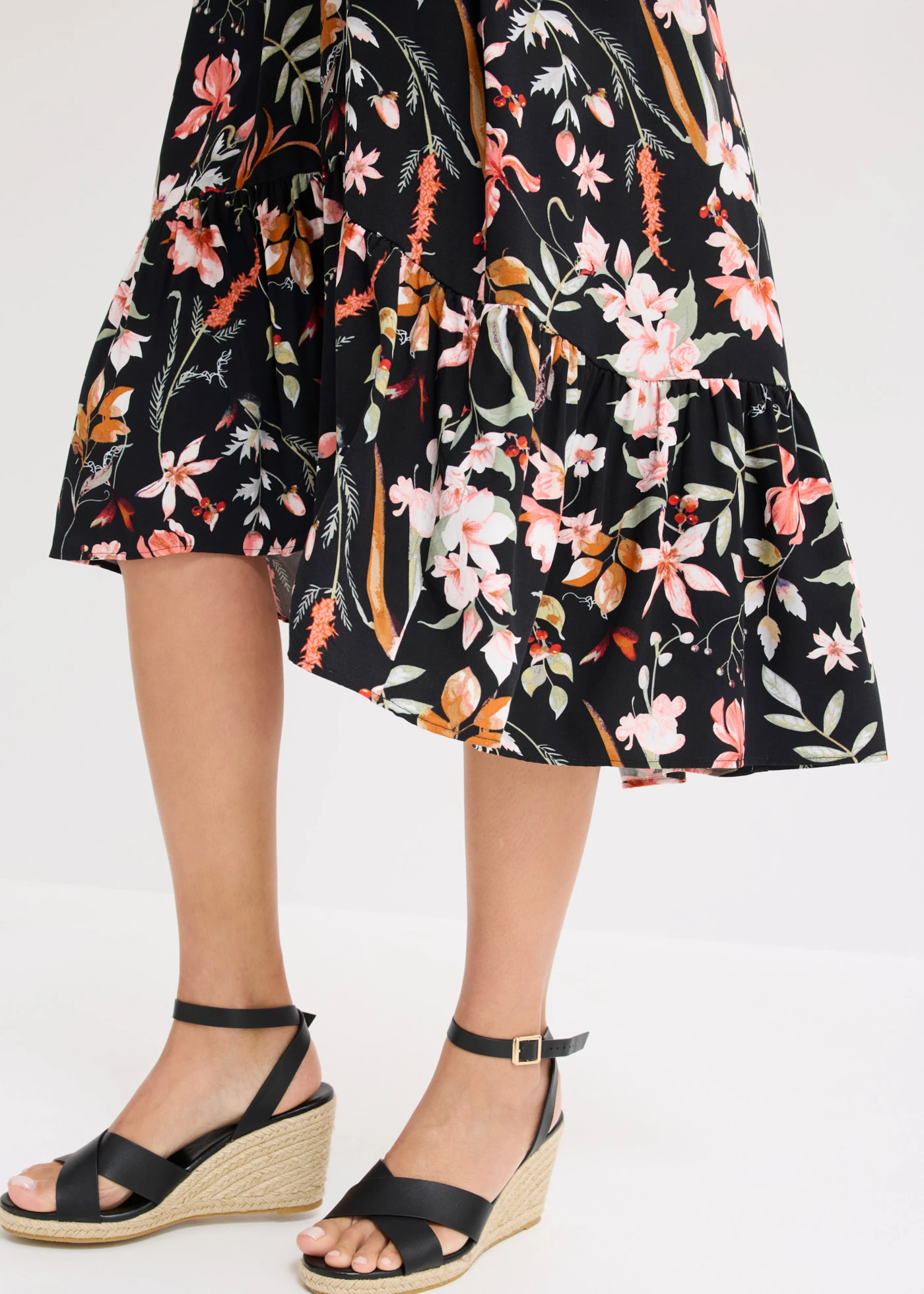 Robe midi en viscose • noir floral • Boutique bonprix