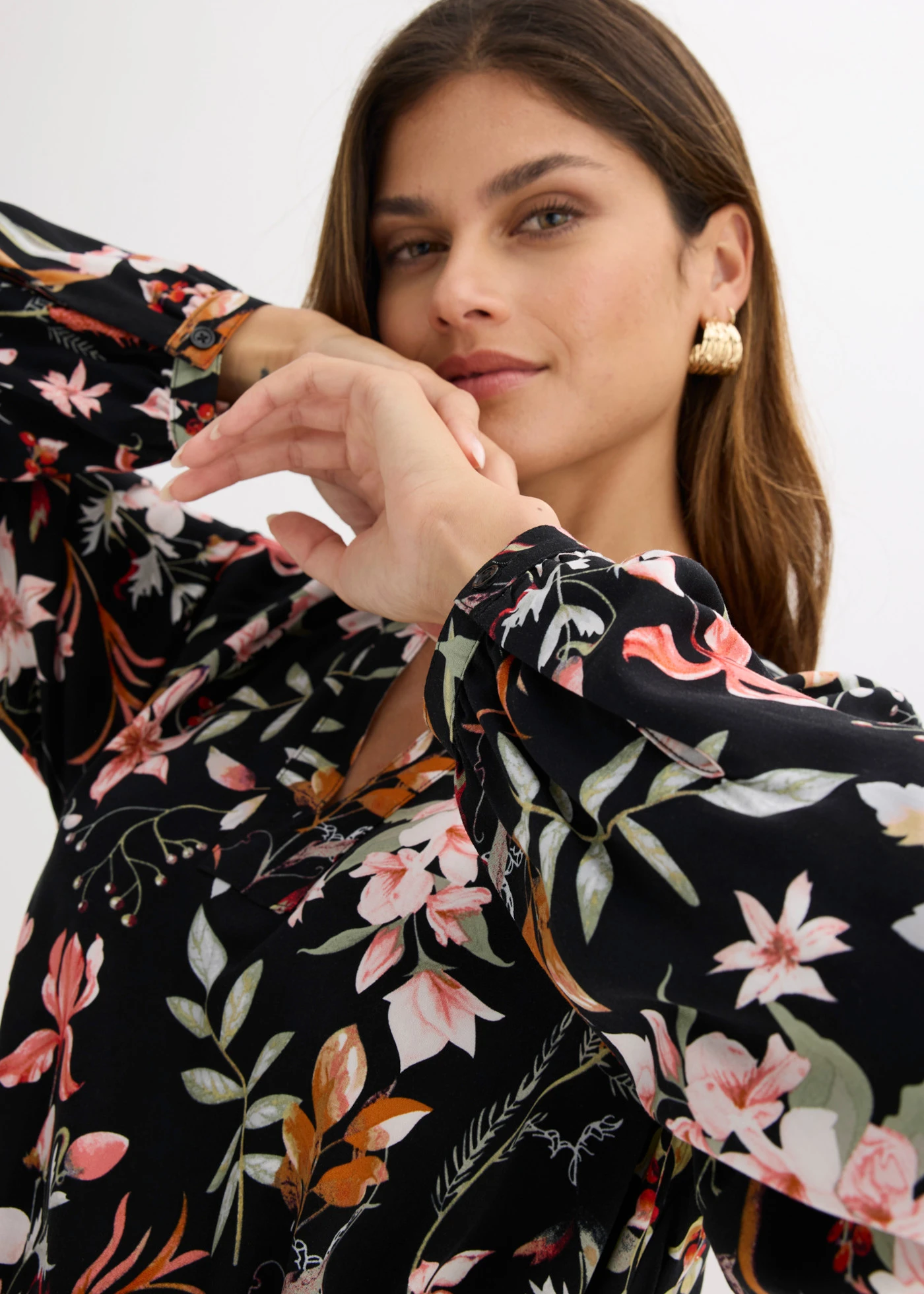 Robe midi en viscose • noir floral • Boutique bonprix