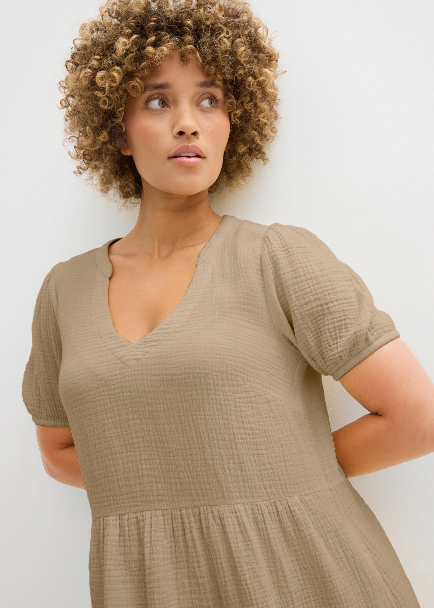 Oversized katoenen jurk van mousseline • lichtkaki • product-page.page-title-suffix