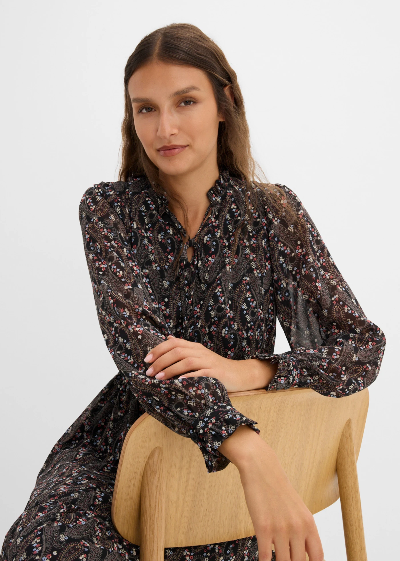 Robe en mousseline • noir paisley • Boutique bonprix