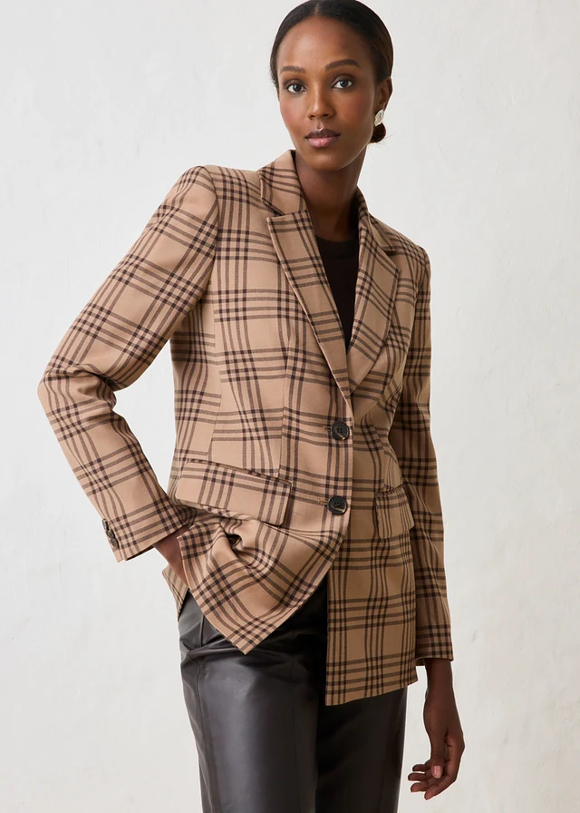 Blejzer, vypasovaný, s mäkkou vlnou, farba: prírodná hnedá-tmavohnedá kárované