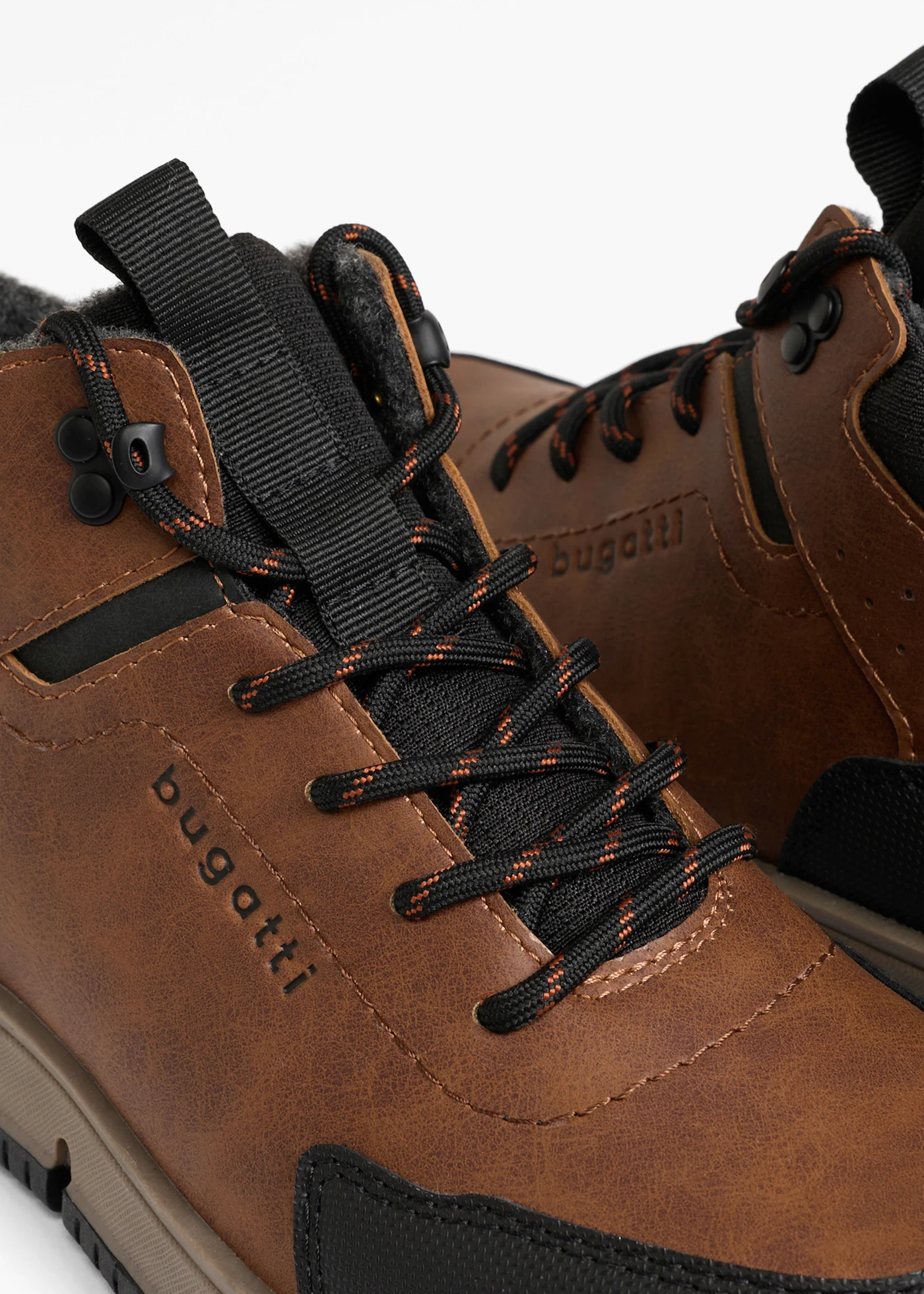 Boots lacées Bugatti à semelle crantée • cognac-noir • Boutique bonprix