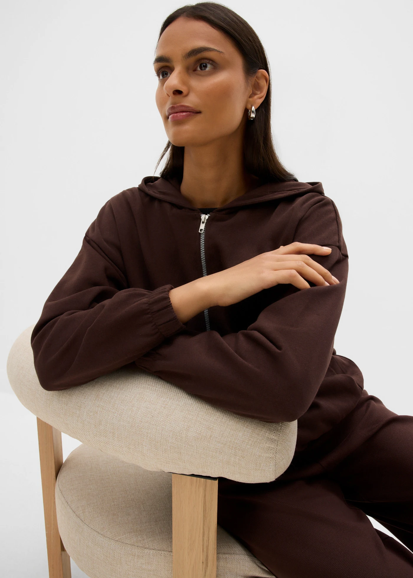 Sweat zippé à capuche, coton majoritaire • marron foncé • Boutique bonprix