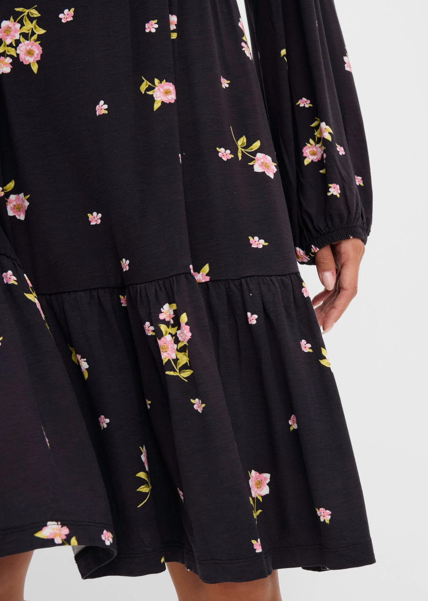 Rochie din jerse cu mâneci balon • negru înflorat • magazin bonprix