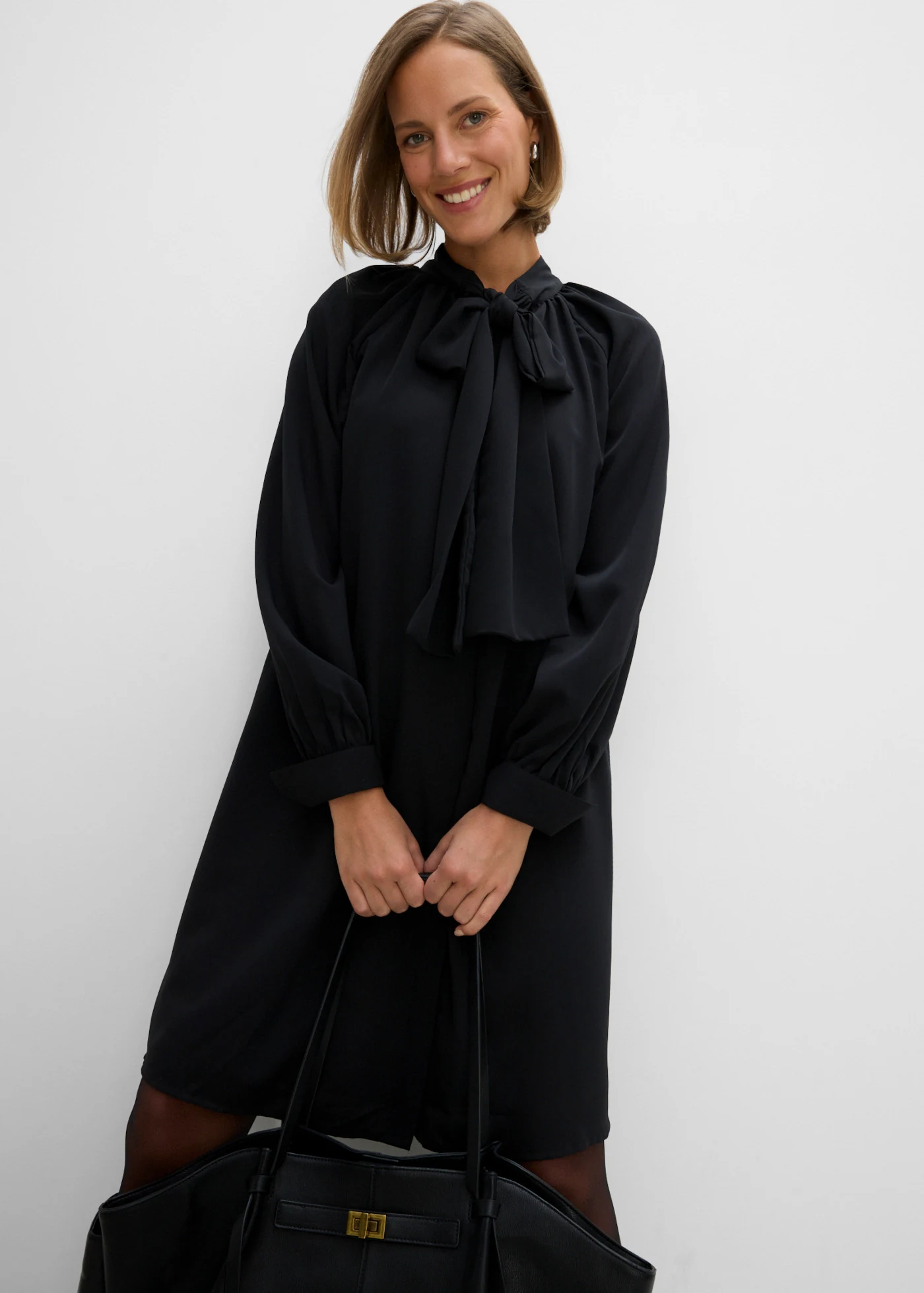 Rochie-bluză cu fundă la guler • negru • magazin bonprix