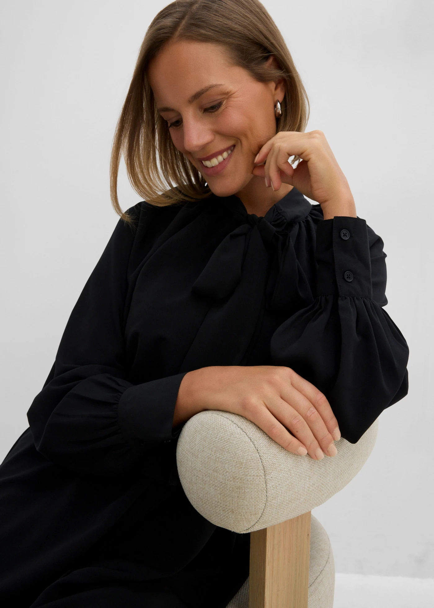Rochie-bluză cu fundă la guler • negru • magazin bonprix