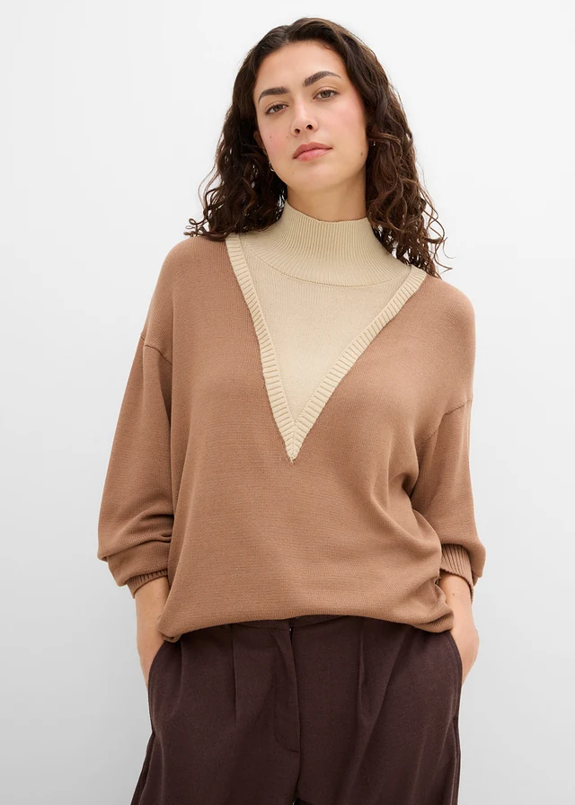 Pulover cu guler înalt rulat și detaliu la decolteu, din material moale cu viscoză • maro natur-bej nisipiu mat • magazin bonprix