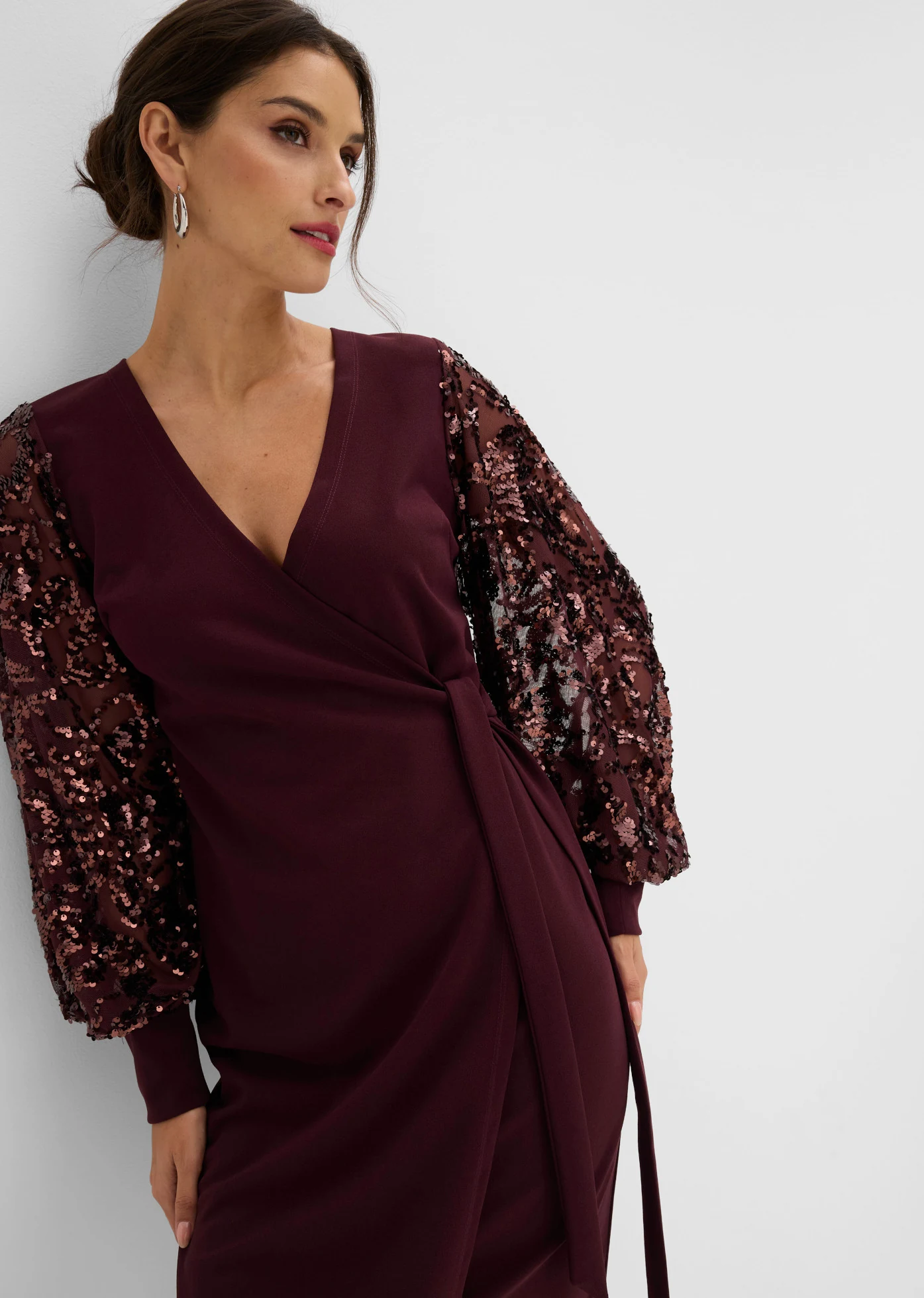 Robe midi à sequins brodés sur les manches • bordeaux • Boutique bonprix