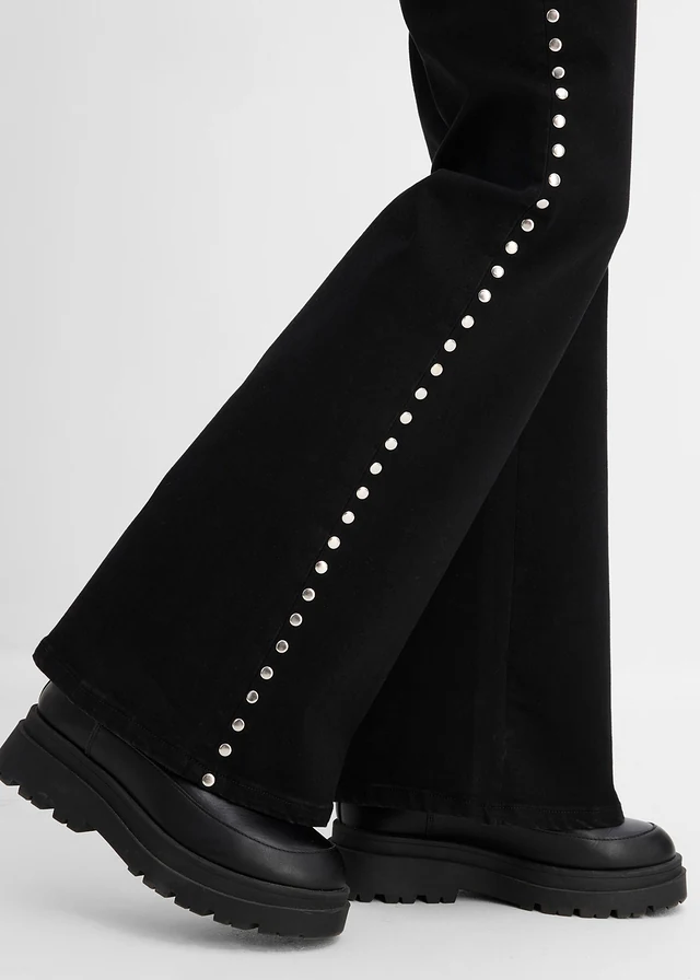 Blugi evazați cu talie înaltă și bordură ornamentală cu nituri • negru denim • magazin bonprix