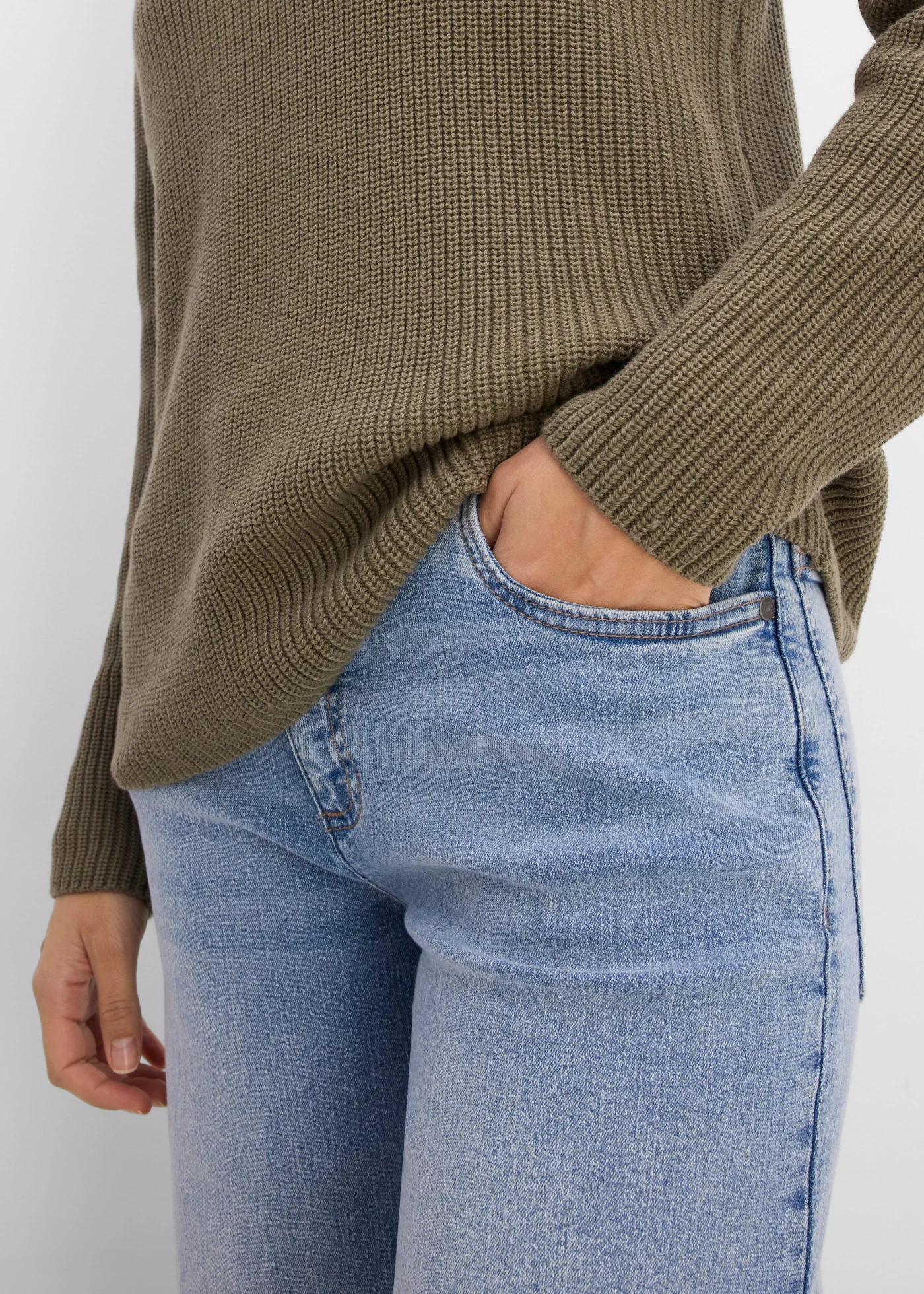 Sweter z prążkowanej dzianiny z czystej bawełny organicznej • oliwkowy • sklep bonprix