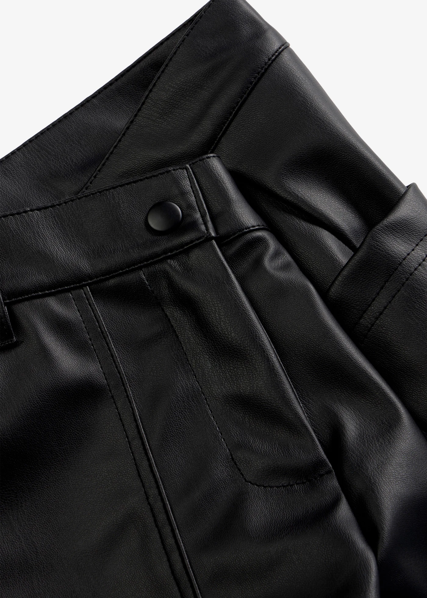 Krátké šortky z umělé kůže, Mid Waist • černá • bonprix obchod