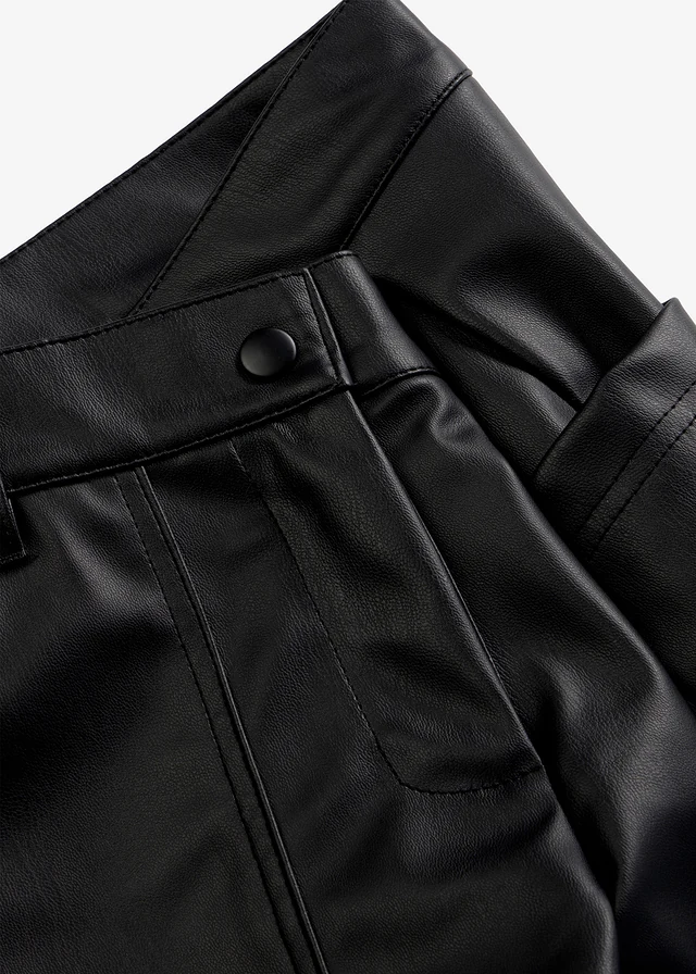 Short enduit • noir • Boutique bonprix