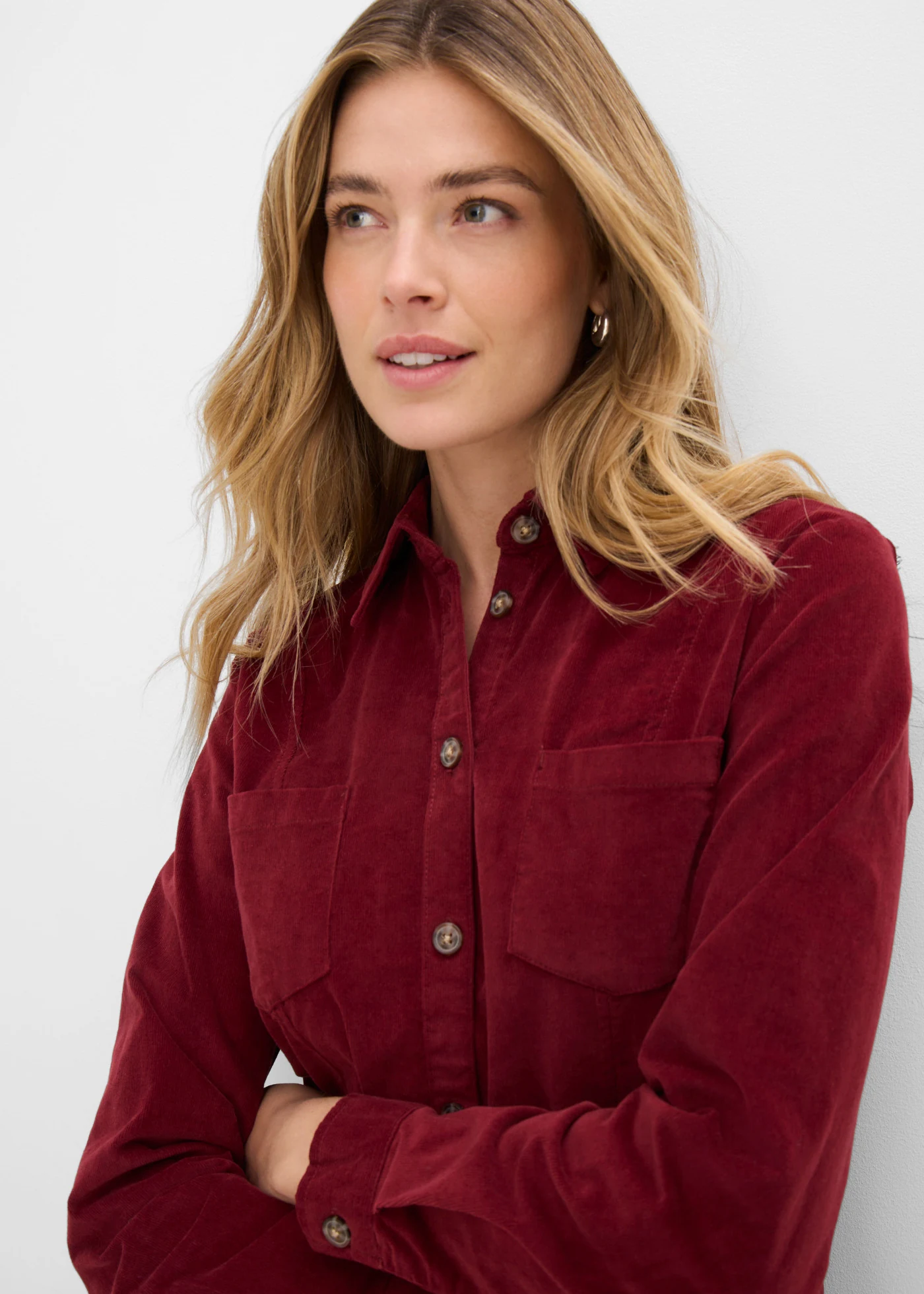 Robe chemise en velours de coton côtelé extensible • rouge châtaigne • Boutique bonprix